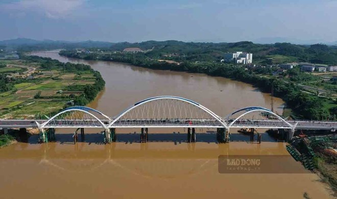 Những nhịp cầu thép trên sông Hồng đỏ nặng phù sa