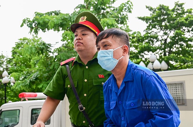 Hình ảnh dẫn giải bị cáo vụ cựu thứ trưởng nhận hối lộ vào phòng xử án
