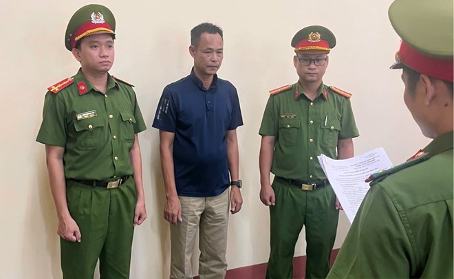 Khởi tố Phó Giám đốc và 1 nhân viên liên quan vụ đổ hơn 1.800 tấn bã bê tông trái phép