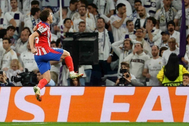Julian Alvarez đứng giữa Arsenal và Barcelona