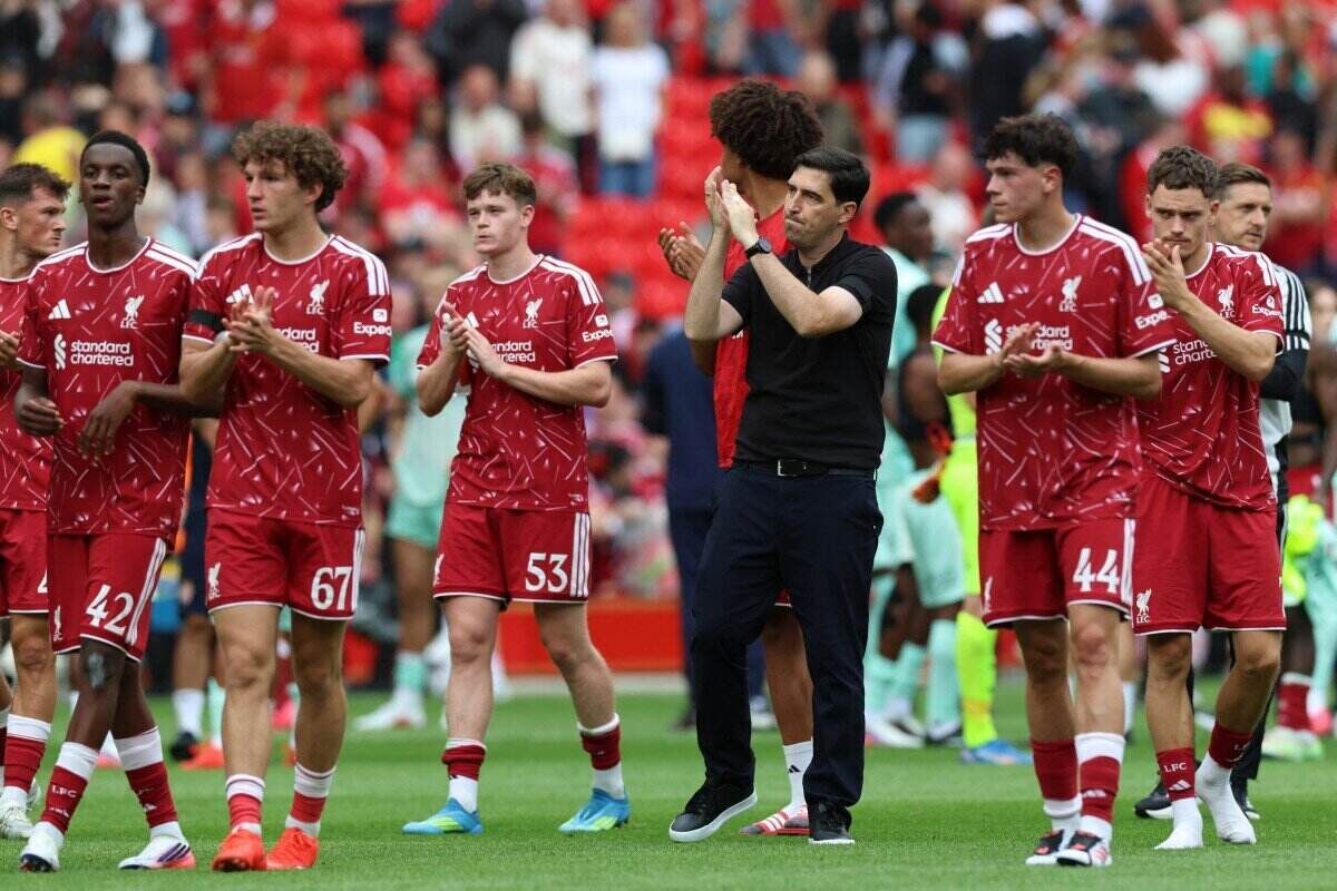 Andoni Iraola không thể giành chiến thắng trong trận chính thức đầu tiên cùng Liverpool.  Ảnh: AFP