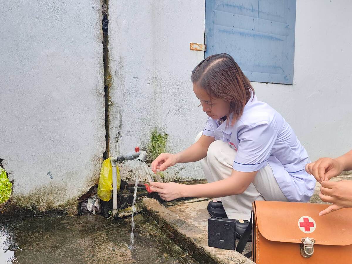 Cơ quan chức năng lấy mẫu nước. Ảnh: Xã Hùng Thắng