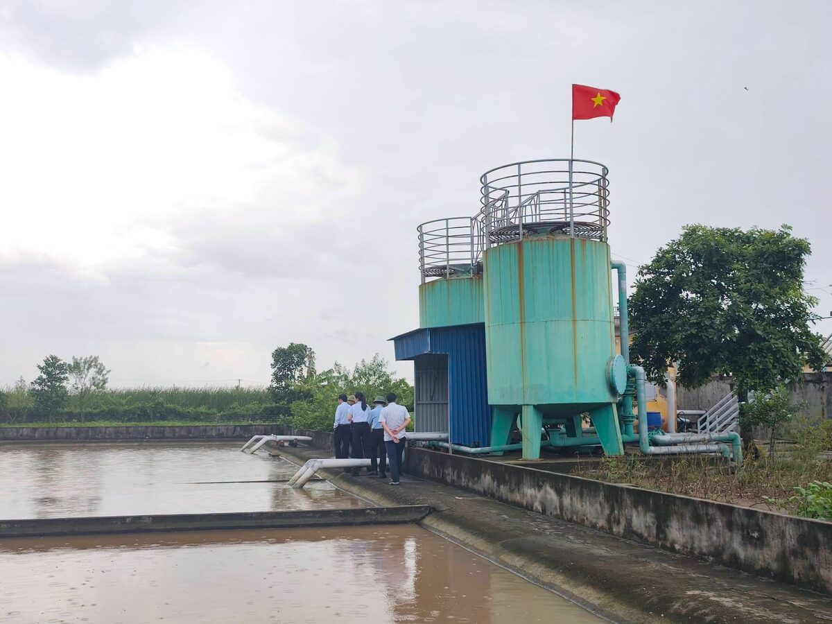 Đoàn kiểm tra hệ thống, quy trình xử lý nước của các nhà máy. Ảnh: Xã Hùng Thắng