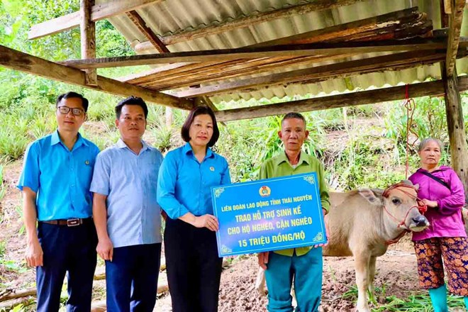 Trao sinh kế giúp người dân vươn lên thoát nghèo tại Thái Nguyên