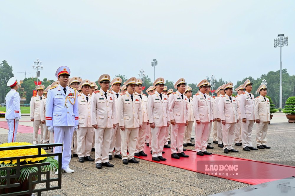 Đoàn đại biểu Đảng ủy Công an Trung ương - Bộ Công an tưởng nhớ Chủ tịch Hồ Chí Minh. Ảnh: Hải Nguyễn