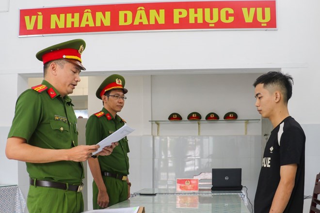 Khởi tố nhân viên giao hàng chiếm đoạt gần 130 triệu đồng tiền COD
