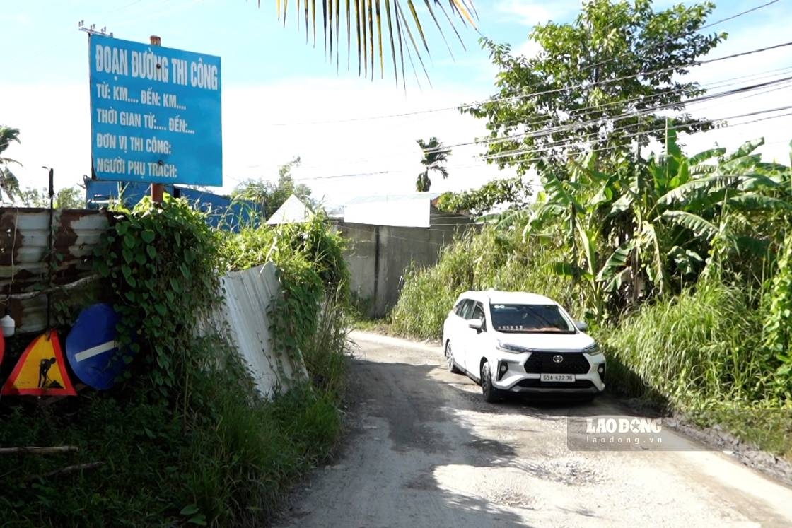 Nhiều đoạn mặt đường hư hỏng, gồ ghề. Ảnh: Tạ Quang