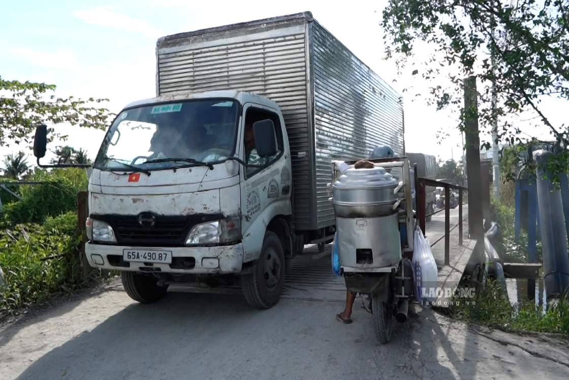 Cầu tạm đang dần xuống cấp. Ảnh: Tạ Quang