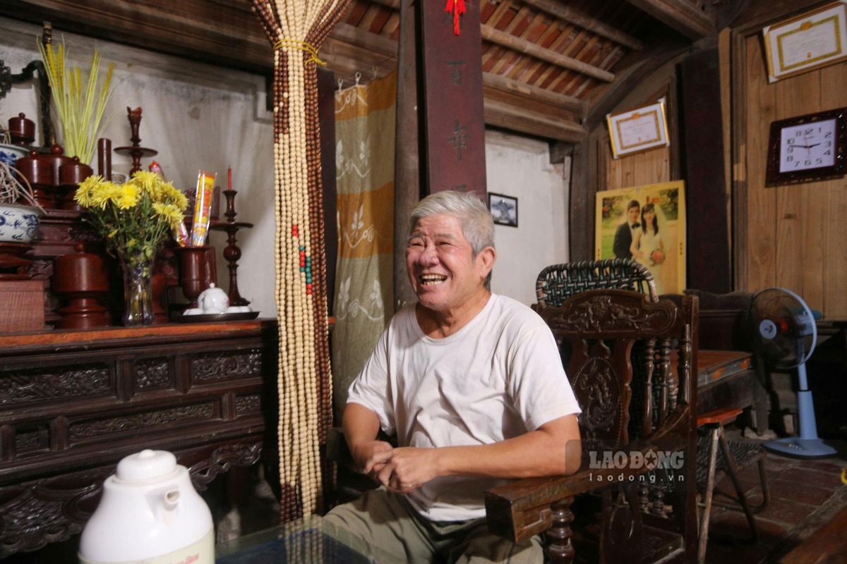 Ông Phạm Ngọc Tùng chia sẻ về quá trình hình thành, bảo tồn ngôi nhà cổ. Ảnh: Quách Du