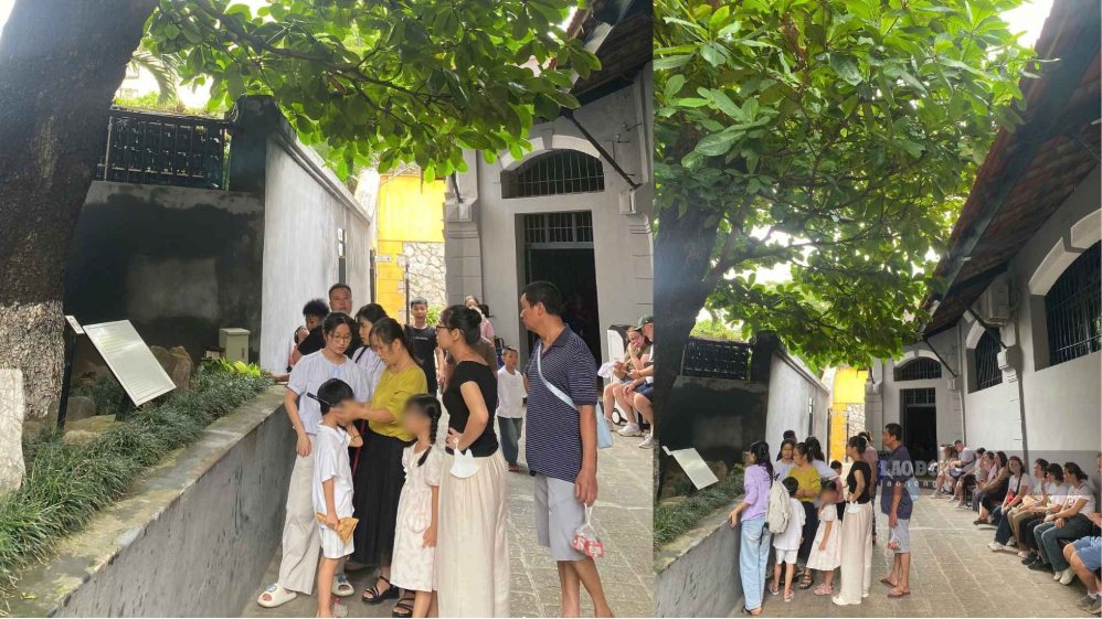 Du khách dừng chân tìm hiểu câu chuyện về cây bàng - chứng nhân lịch sử tại Di tích Nhà tù Hỏa Lò. Ảnh: Bình An