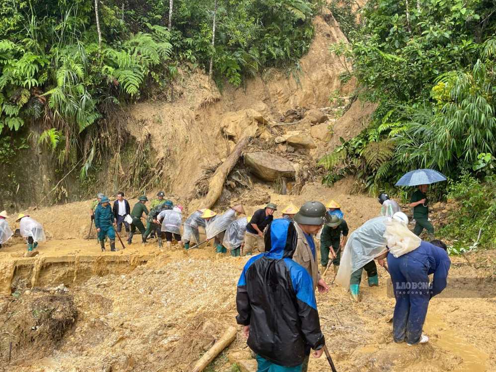 Khai thông các tuyến đường sạt lở sau mưa lũ. Ảnh: Đinh Đại