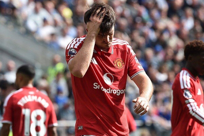 Man United đánh rơi chiến thắng ở phút bù giờ