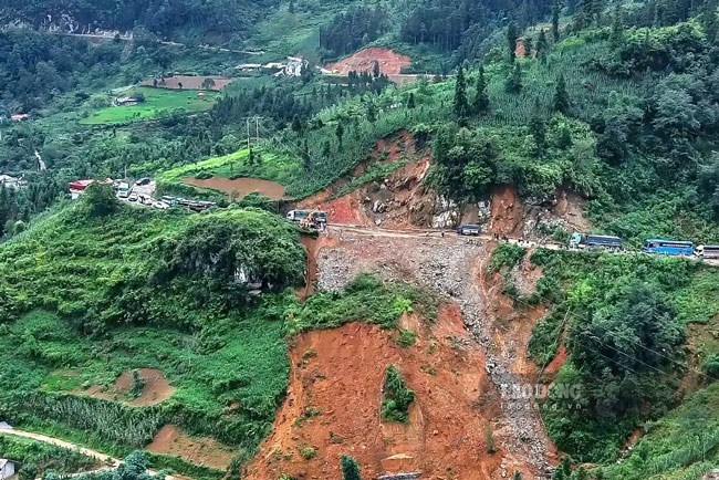 Một điểm sạt lở trên Quốc lộ 4E. Ảnh: Đinh Đại