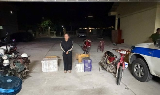 Bắt quả tang hai vợ chồng vận chuyển 2.000 bao thuốc lá điếu nhập lậu
