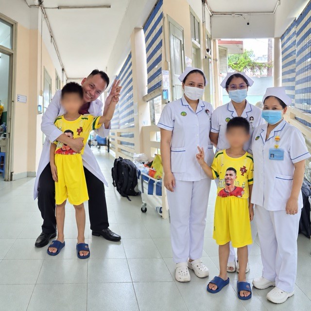 Bé trai 7 tuổi được điều trị thành công viêm não do virus Epstein-Barr