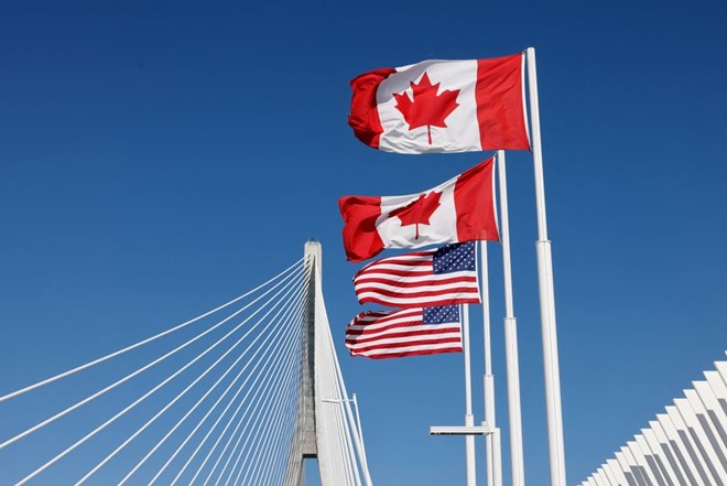 Mỹ cấm đồ uống có cồn từ Canada, áp thuế 50% nhiều hàng hóa