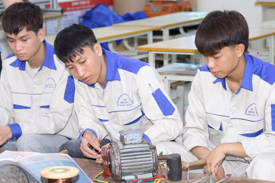 Sinh viên Trường Cao đẳng Kỹ thuật Công nghệ Sơn La trong tiết thực hành. 11440.jpg