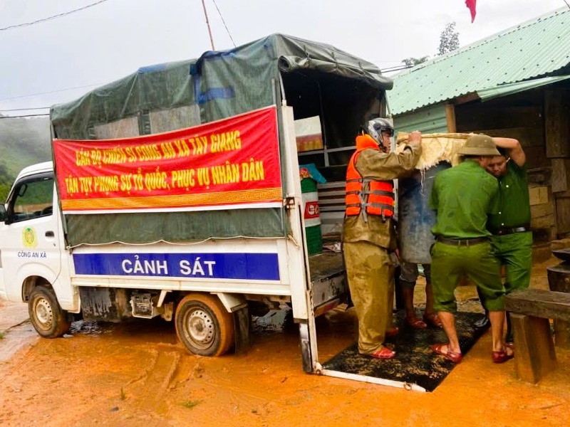Công an xã miền núi La Êê và xã Tây Giang, Đà Nẵng chủ động giúp dân di dời người và tài sản, khỏi vùng có nguy cơ sạt lở. Ảnh: Công an Đà Nẵng
