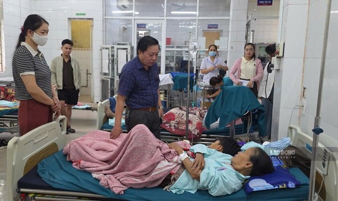 Ăn bánh mì ở tiệm mới khai trương, 41 người nhập viện nghi bị ngộ độc
