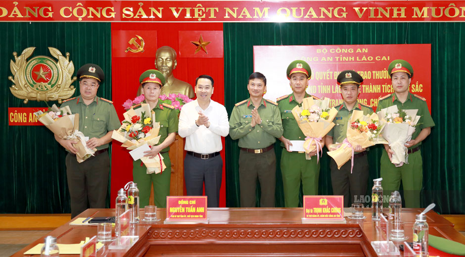 Khen thưởng thành tích xuất sắc của Ban Chuyên án ngày 15.9. Ảnh: Lâm Bùi