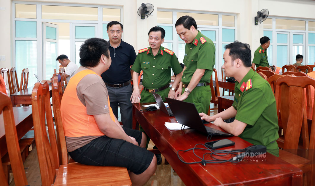 Đại tá Trần Quốc Huy - Phó Giám đốc Công an tỉnh Lào Cai trực tiếp đấu tranh với đối tượng trong đường dây. Ảnh: Lâm Bùi