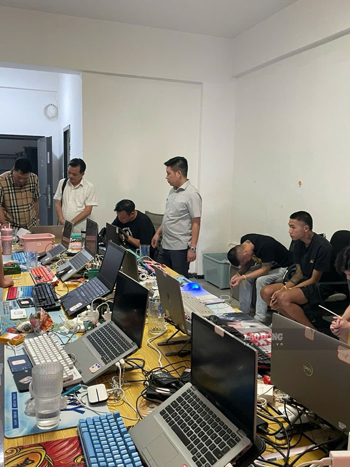 Ban chuyên án đột kích ổ nhóm lừa đảo tại Đặc khu kinh tế đặc biệt Tam giác vàng ngày 12.9. Ảnh: Lâm Bùi