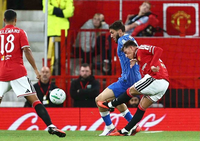 Thua ngược 2-3, Man United dừng bước sớm ở Carabao Cup