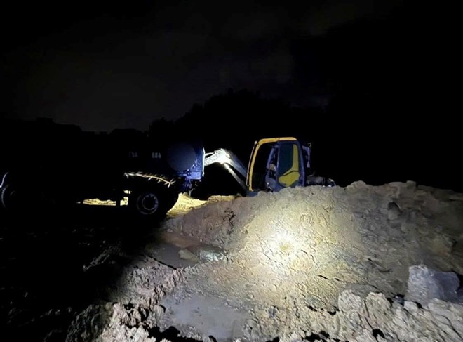 Khánh Hòa tạm giữ máy xúc, 2 xe tải nghi khai thác khoáng sản trái phép