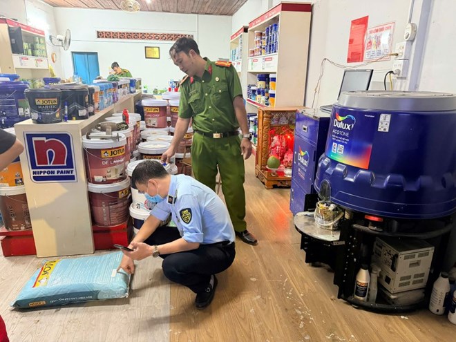 Phát hiện bột trét và nhiều thùng sơn có dấu hiệu giả mạo