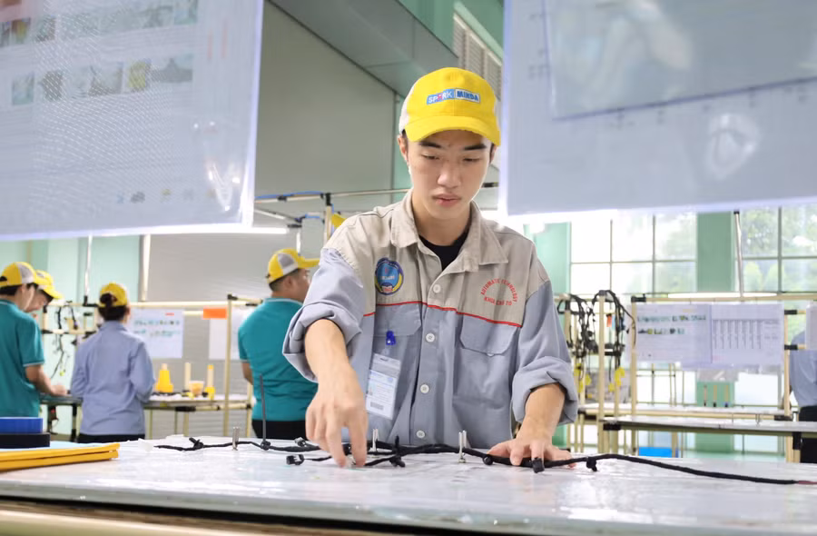 Sinh viên Trường CĐ Cơ khí nông nghiệp tại xưởng thực hành.