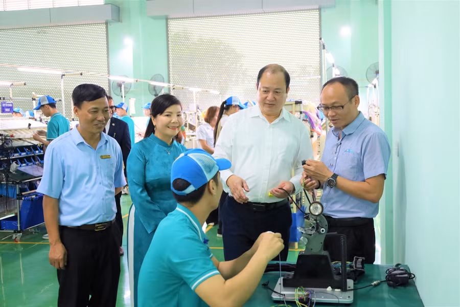 ông Hoàng Long Biên, Trưởng Ban Quản lý các khu công nghiệp tỉnh Phú Thọ và lãnh đạo CAM tham quan xưởng thực hành. 22.jpg