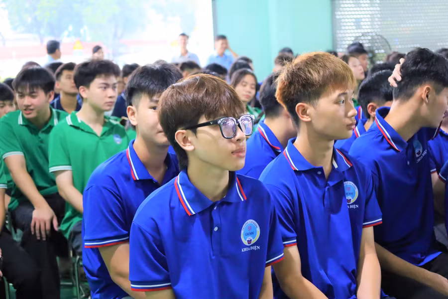 Sinh viên Dương Văn Thường và bạn cùng Khoa dự buổi khai trương xưởng thực hành tại CAM. 2-cam3.jpg