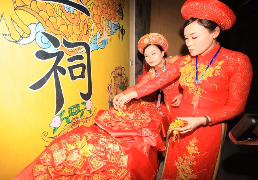 Tục phát lương tại đền Trần Thương gắn với câu chuyện Hưng Đạo Đại Vương mở kho thóc phát cho dân. le-hoi-tran-thuong-2.jpg