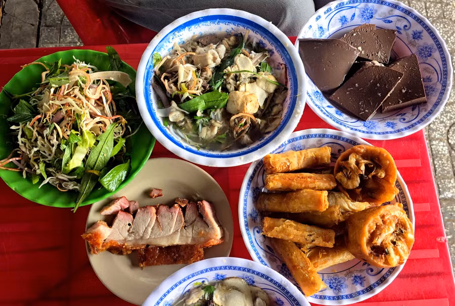 Nhiều món ngon đặc trưng cũng sẽ được giới thiệu trong Tuần lễ Văn hóa, Thể thao và Du lịch tỉnh Vĩnh Long. Trong ảnh là bún nước lèo - đặc sản trứ danh của tỉnh Trà Vinh cũ. 1786175528375-4590029068422544355-4590029068422544355-7b95018a0f307eb7c93a3a395241de7e-5608.jpg