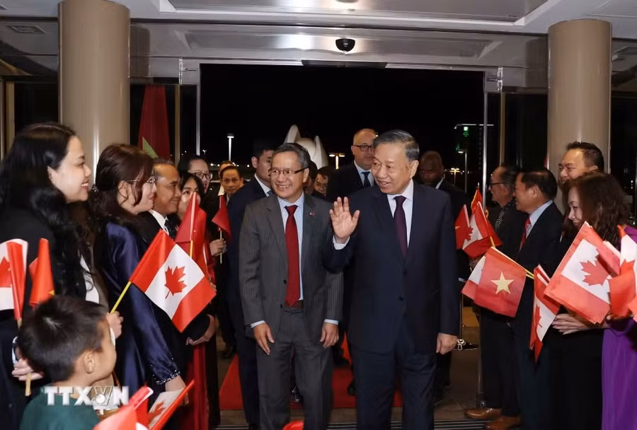 Cán bộ, nhân viên Đại sứ quán và đại diện cộng đồng người Việt Nam tại Canada đón Tổng Bí thư, Chủ tịch nước Tô Lâm. (Ảnh: Thống Nhất/TTXVN) img-0803.jpg