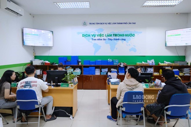 Doanh nghiệp tăng tuyển dụng, lao động trẻ vẫn chật vật tìm việc