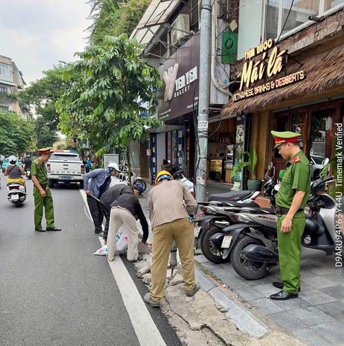Lực lượng chức năng phá dỡ các bục, cầu dẫn vi phạm trật tự đô thị. Ảnh: Công an Hà Nội