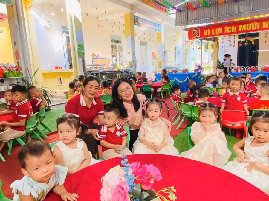 Cô và trò Trường Mầm non Hùng Lợi. 1000055168.jpg