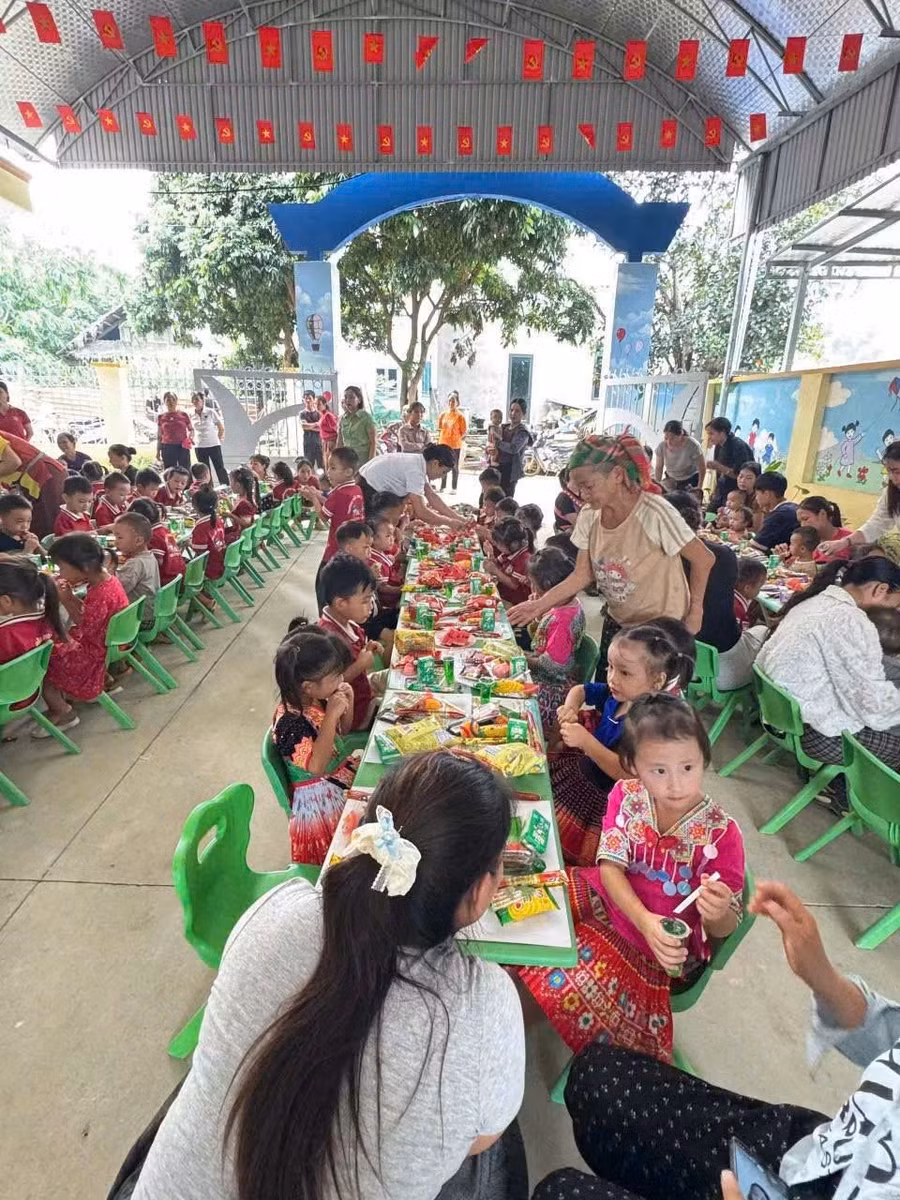 Ở nơi địa bàn khó khăn, các cô giáo luôn hết lòng tận tâm. 1000055169.jpg