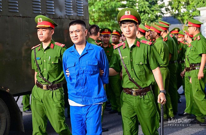 Dẫn giải bị cáo vụ sai phạm tại Viện Pháp y Tâm thần Trung ương vào phòng xử án