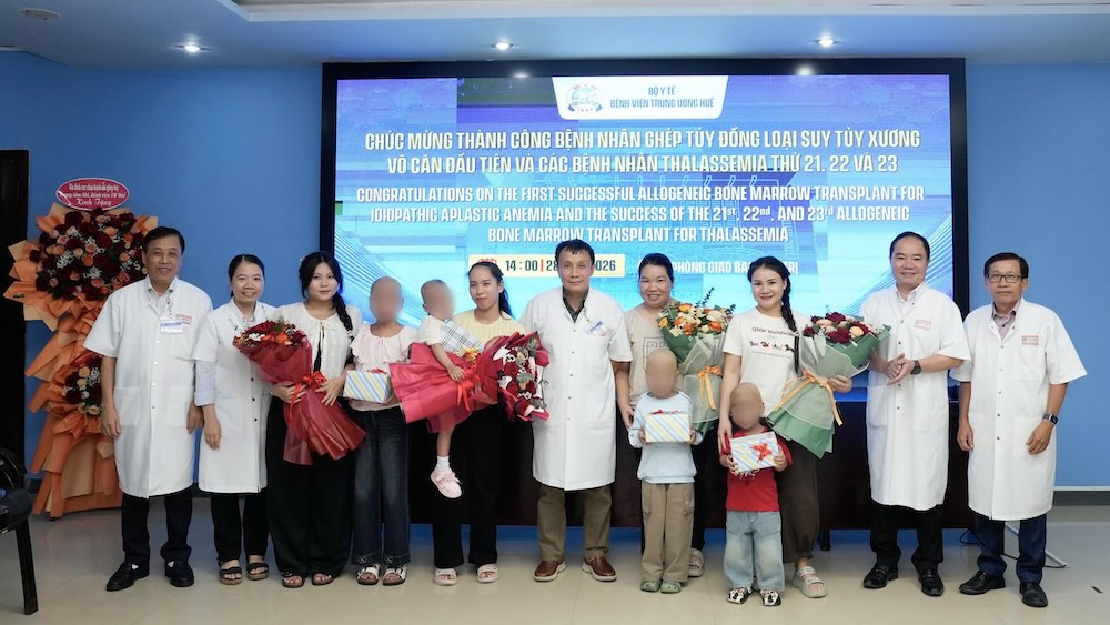 Bệnh viện Trung ương Huế tổ chức chúc mừng và cho các bệnh nhi ra viện. Ảnh: Bệnh viện Trung ương Huế