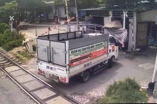 Hà Nội phạt 25 triệu đồng tài xế làm hỏng cần chắn đường sắt