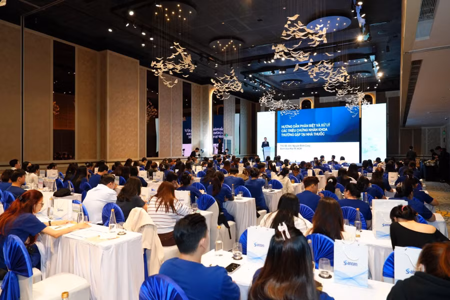 Hàng trăm dược sĩ Long Châu tham gia chương trình đào tạo về nhận biết và xử lý các triệu chứng nhãn khoa thường gặp tại nhà thuốc.
