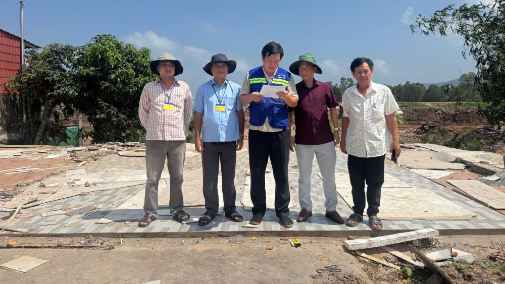 Lực lượng chức năng thực hiện nhiệm vụ trong cao điểm. Ảnh: Hoàng Dung/Trung tâm Dịch vụ tổng hợp đặc khu Phú Quốc