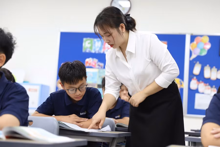Quan điểm xuyên suốt trong quá trình rà soát, hoàn thiện Chương trình và sách giáo khoa là đổi mới nhưng phải bảo đảm tính kế thừa; cập nhật nhưng không gây xáo trộn không cần thiết; lấy chất lượng và hiệu quả giáo dục làm yêu cầu trung tâm. z7710380489969-91739fd03491858f93b1477622a08c6e.jpg