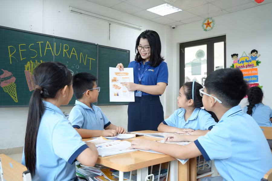 Cô trò Trường Tiểu học, THCS và THPT Hồng Đức (Hưng Yên).