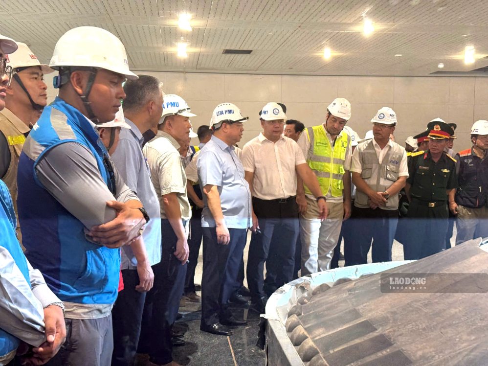 Thủ tướng Thường trực Chính phủ Phạm Gia Túc kiểm tra gói thầu 5.10 - Thi công nhà ga hành khách sân bay Long Thành. Ảnh: HAC