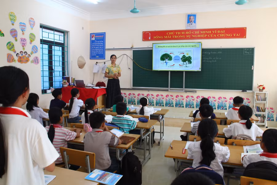 Cô Nguyễn Kim Sinh phổ biến về vai trò của không khí cho học sinh. moi-truong-xanh-3.jpg