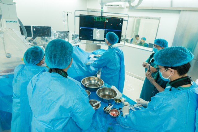 Người cao tuổi bệnh thận mạn được can thiệp mạch máu bằng khí CO₂