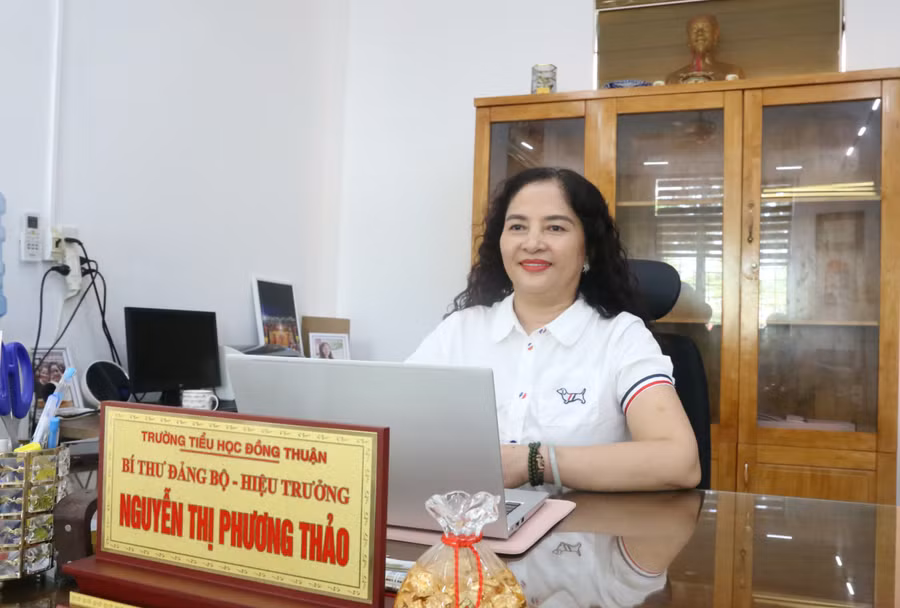 Bà Nguyễn Thị Phương Thảo, Hiệu trưởng Trường Tiểu học Đồng Thuận cho biết, nhà trường triển khai dạy học song ngữ, nhằm nâng cao chất lượng dạy học. dong-than-5.jpg